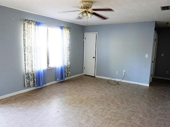 4th image of 1074 Eastwood Dr