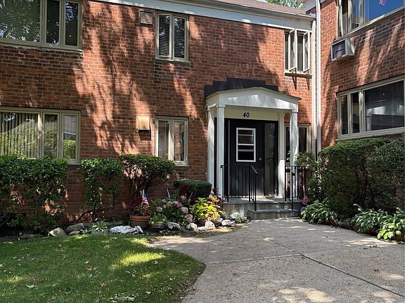 4th image of 40 Lawrence Drive #D