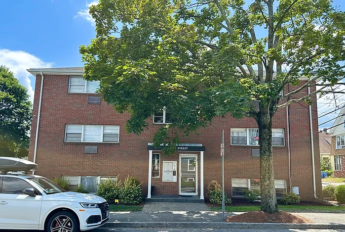 1 bed, 1.0 bath, 700 sqft, $2,200 — Photo 1