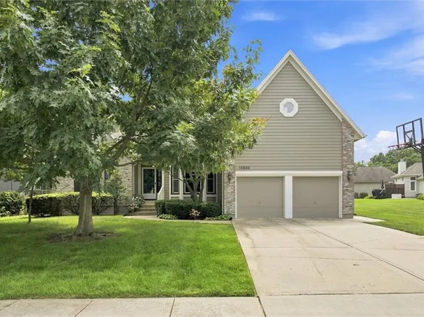 14530 S Greenwood St, Olathe, KS 66062