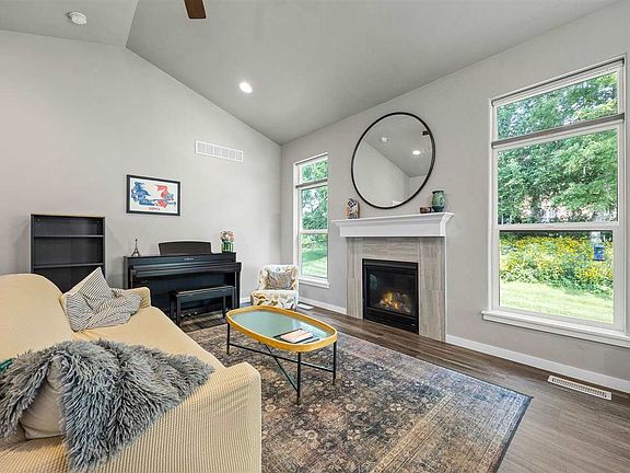 3rd image of 850 Aiden St