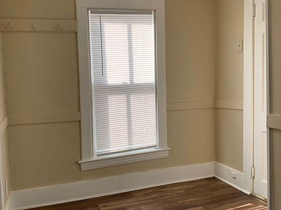 3rd image of 982 Margaret St