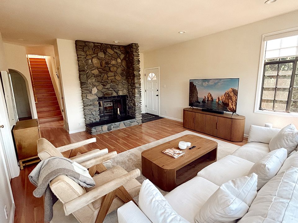 Living room w fireplace