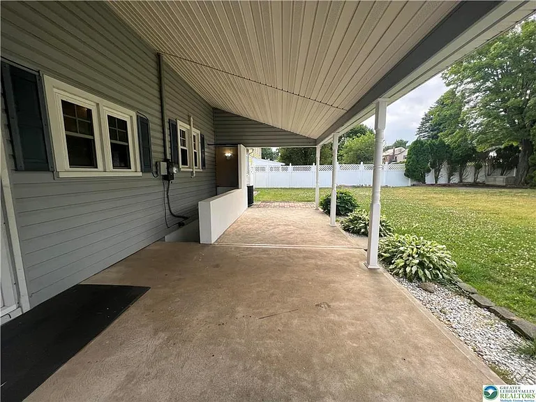 2401 Lawnherst Ave — Photo 6