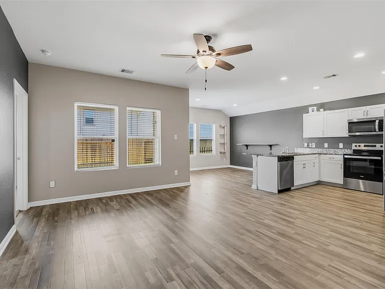 111 Bering Dr — Photo 3