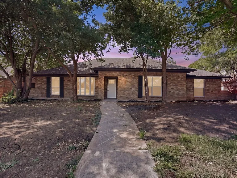 2308 Chamberlain Dr — Photo 3