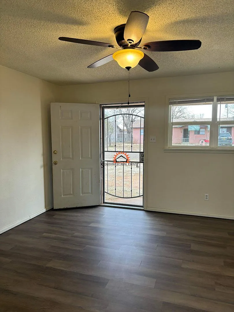 3 bedroom 1 bath 1 car garage — Photo 2
