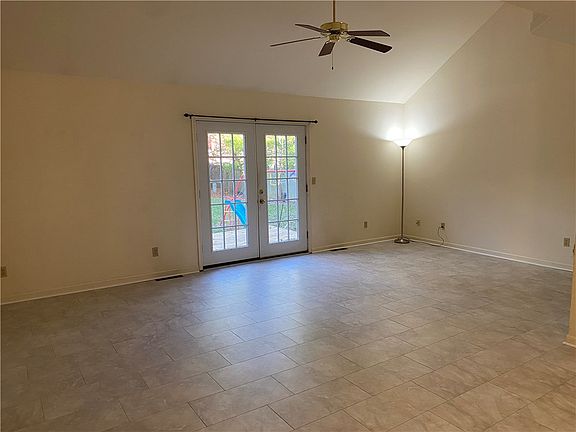 3rd image of 2405 Woodlawn Dr