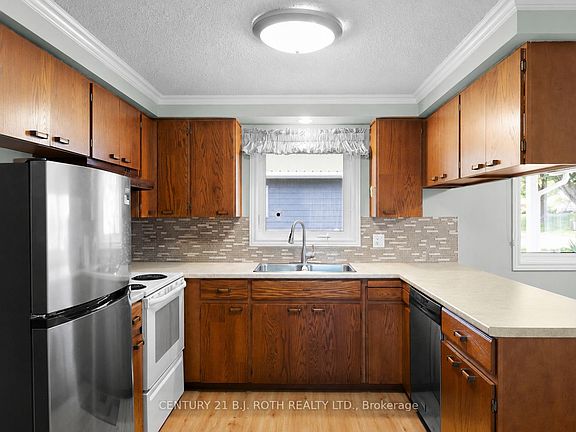 5th image of 19 Maple Cres