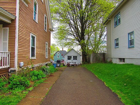 3rd image of 152 Bowen St