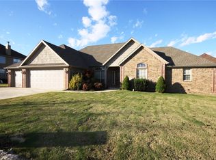 1627 Springlake Dr, Fayetteville, AR 72701