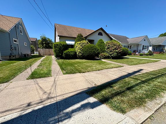 3rd image of 182 Roosevelt St