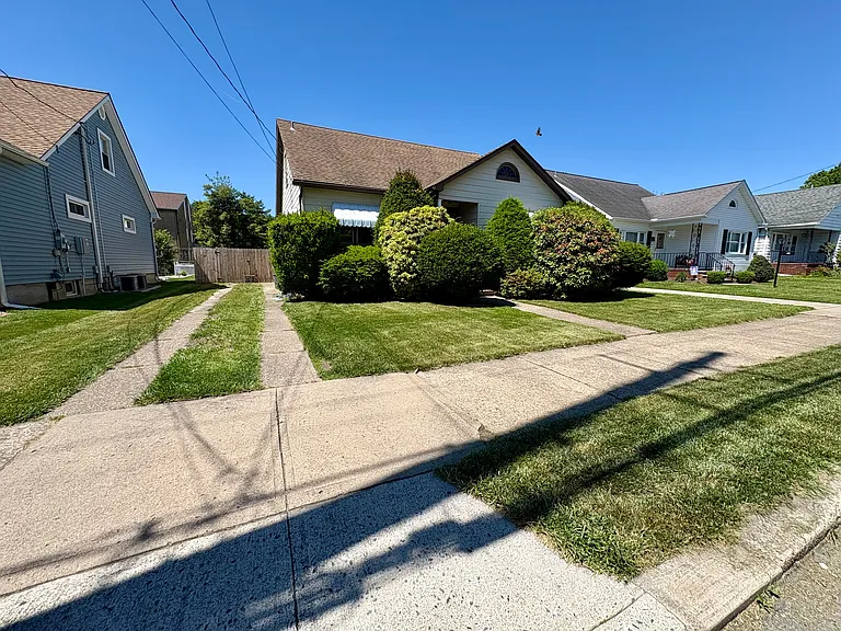 182 Roosevelt St — Photo 3