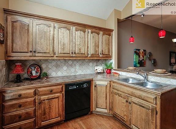 Gorgeous Cabinets & Lots of Counter Space!