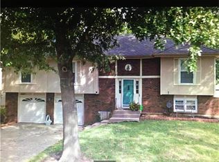 6227 Greenwood Dr, Shawnee, KS 66216