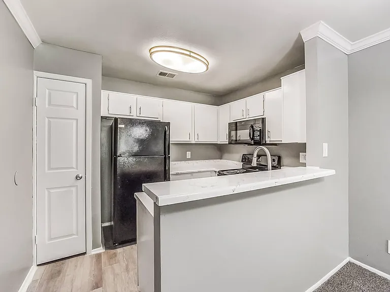 Spring Hill Village Apartments — Photo 30