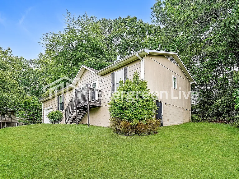 221 Ash Cir — Photo 2