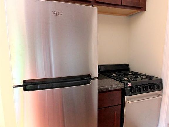 3rd image of 3724 N Pine Grove Ave APT 01S