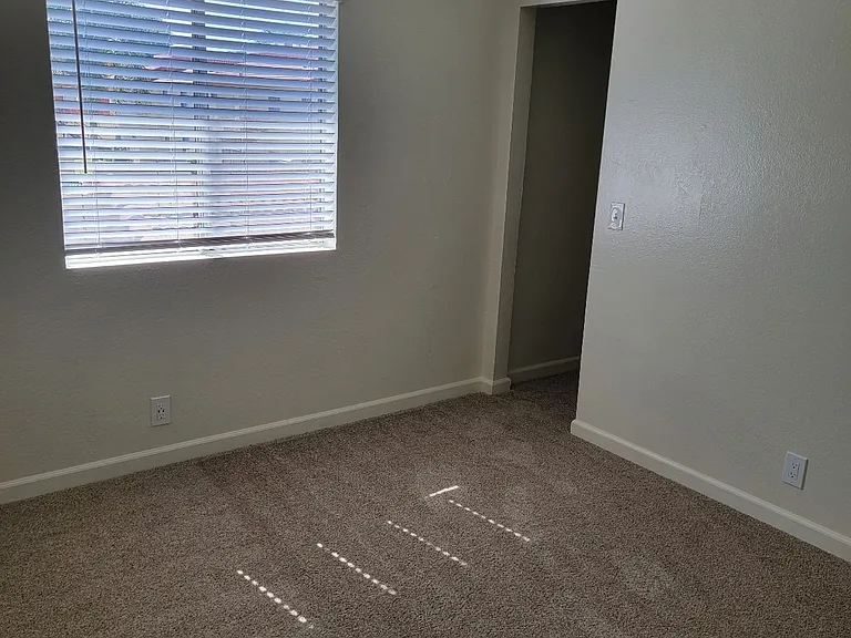 Sunburst Apartments — Photo 16