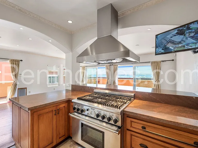 2940 Columbia St — Photo 24
