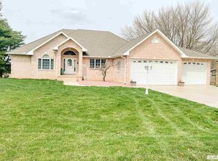 107 Country Lake Dr, Pekin, IL