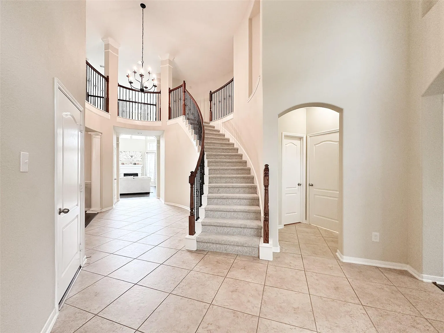 4 bed, 3.5 bath, 3736 sqft, $3,500 — Photo 3