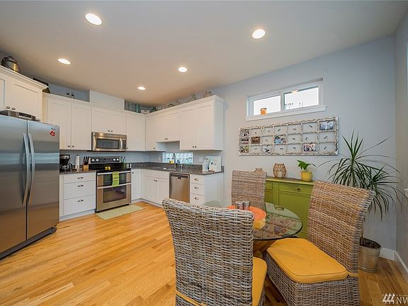 4th image of 164 Tarragon Ave