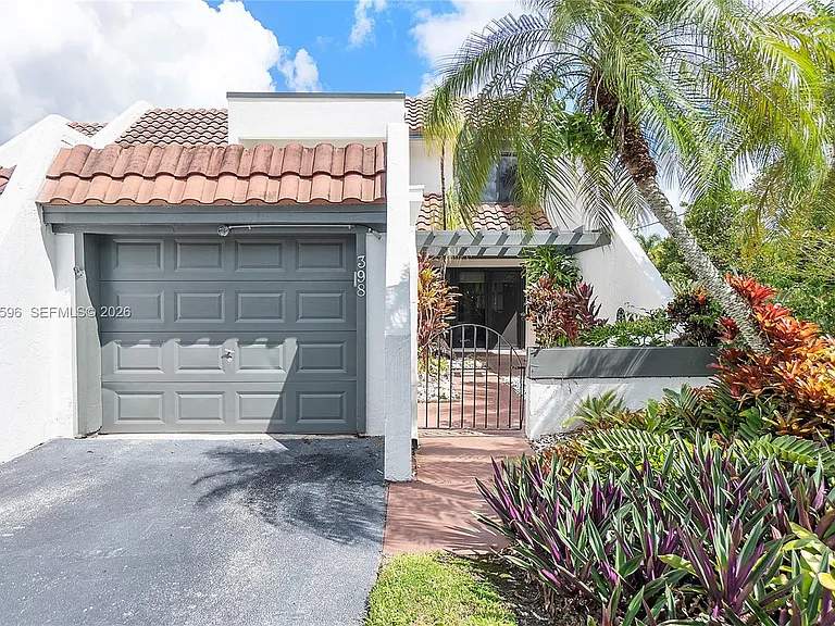 398 Fern Dr #10-6 — Photo 1