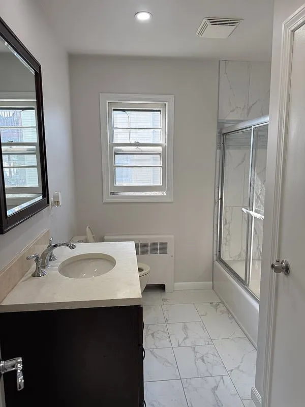 3 bed, 1.0 bath, 2500 sqft, $2,400 — Photo 4