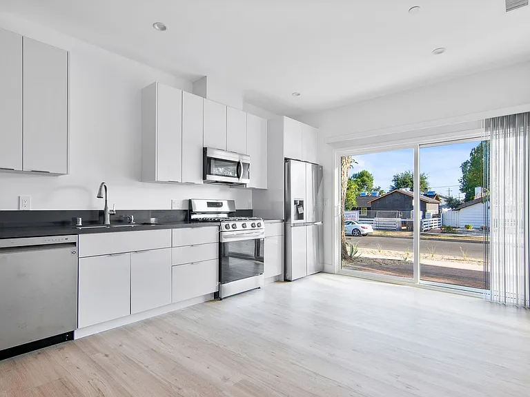 18199 Sunburst St — Photo 4
