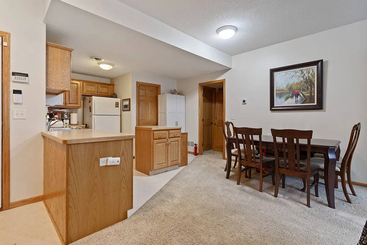 2 bed, 900 sqft, $1,400 — Photo 2