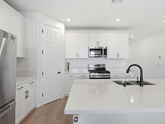 4th image of 667 Pleasant Dr