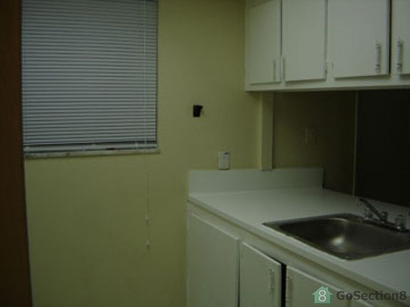 5th image of 917 SW 10th Dr APT 3