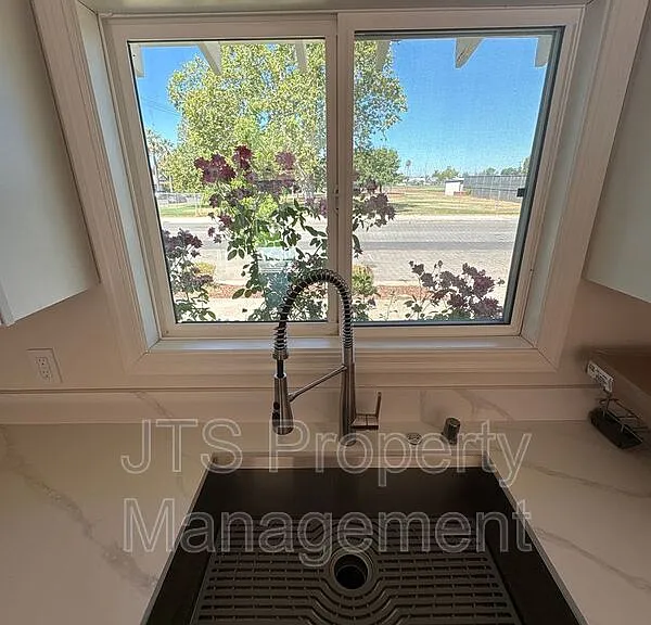 501 J St — Photo 25