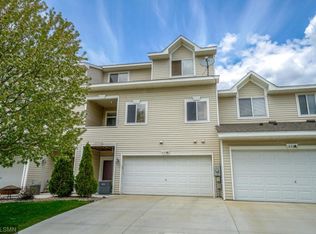 633 Kingfisher Ln APT B, Woodbury, MN 55125
