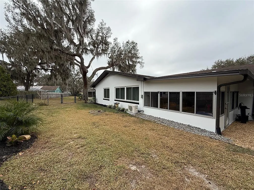 3 bed, 2.0 bath, 1541 sqft, $2,300 — Photo 2