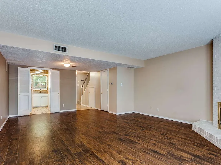 1255 Roaring Springs Rd — Photo 8