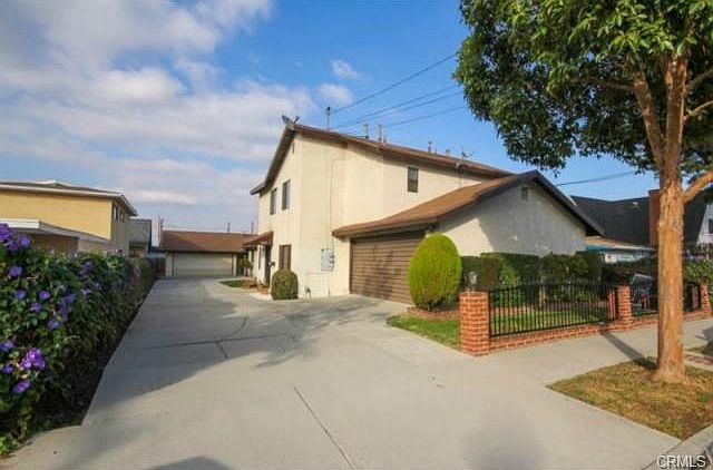 2447 - FRONT HOUSE 2-Story Curb View