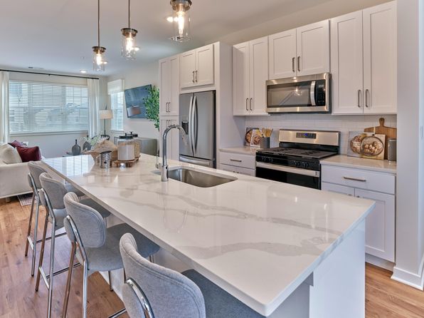 320 Henley Dr #802