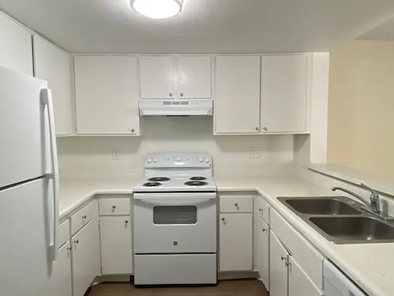 Summer Brook Apartments — Photo 40