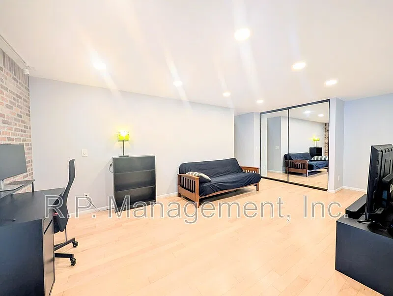 2 bed, 1.0 bath, 1060 sqft, $1,997 — Photo 2
