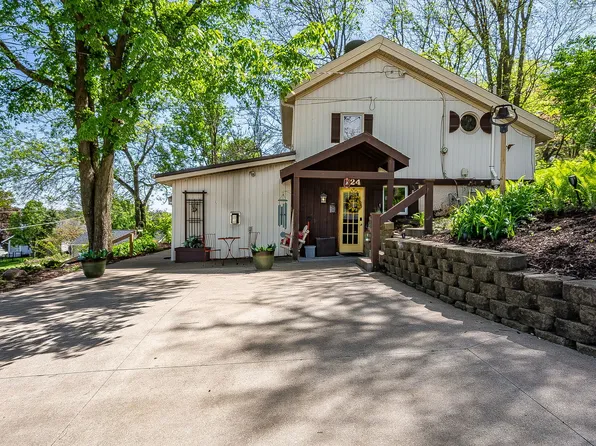 124 Oak St, Le Claire, IA 52753
