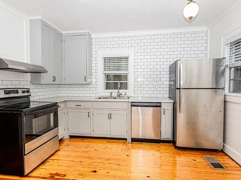 924 Hall St — Photo 22