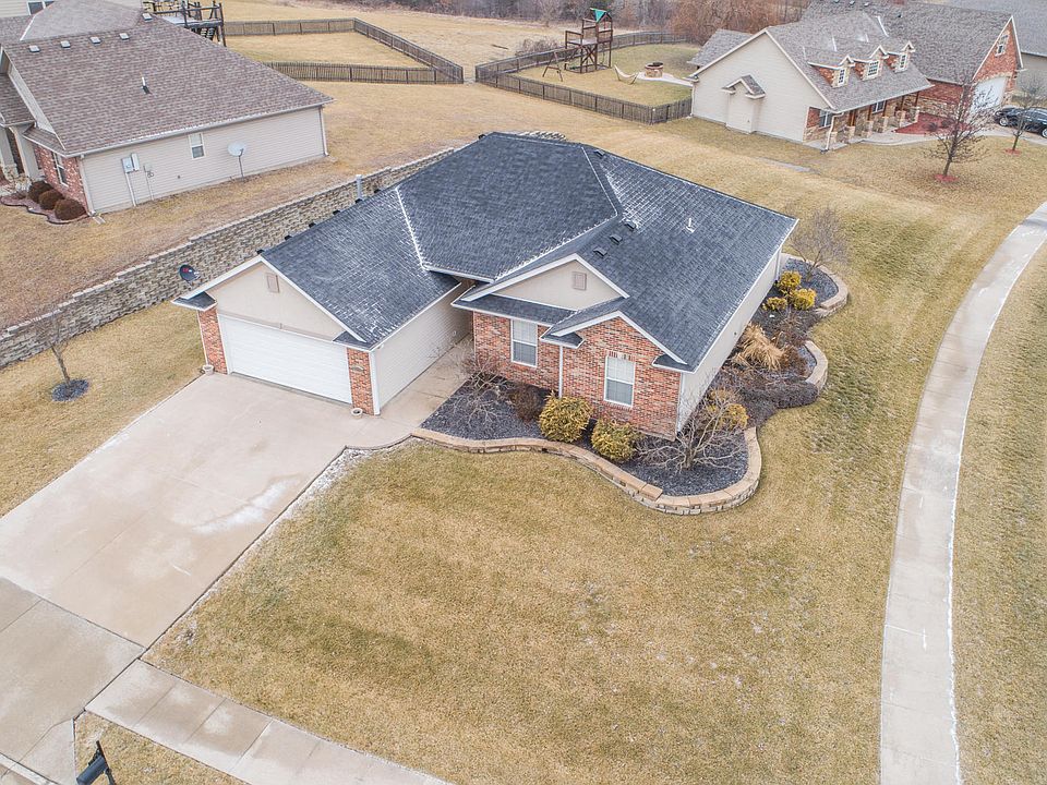 2nd image of 1704 Ballentine Ln