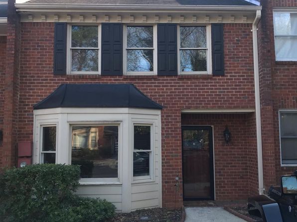 869 Lenox Oaks Cir NE
