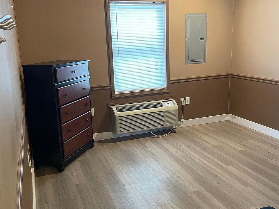 1st image of 131 E Hamilton Ln #131