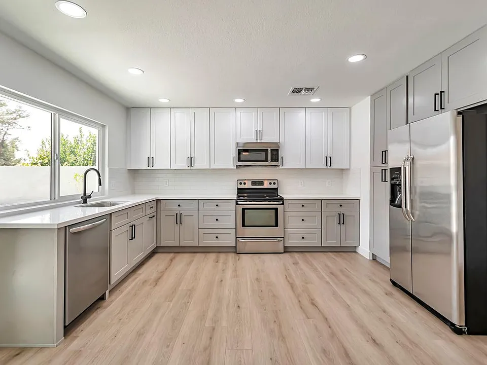 906 W Colgate Dr