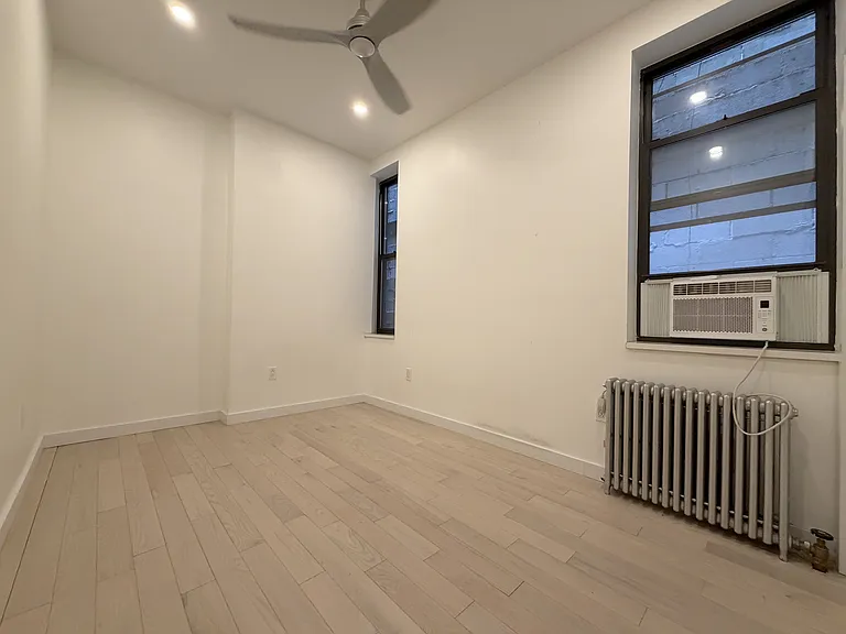 211 E 11th St #7 — Photo 4