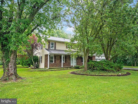 3rd image of 317 Columbia Ln