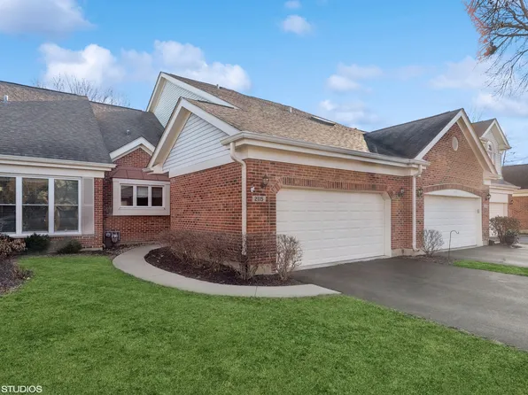 2115 N Charter Point Dr, Arlington Heights, IL 60004